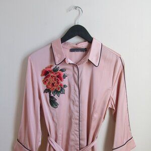 NWT bebe V-Day Embroidered Satin Shirtdress – Size S